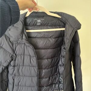 Uniqlo Black Puffer Jacket with Hood and Quilted Design